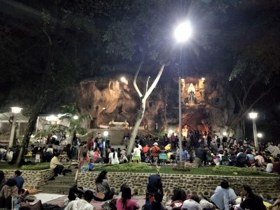 Tidak Hanya Orang Katolik yang Berziarah ke Gua Maria Pohsarang